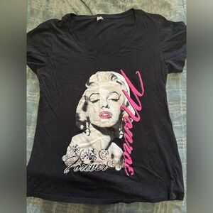 Stylish Black V-Neck with Marilyn Monroe